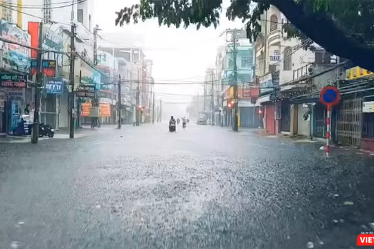 Một góc đường Lý Thái Tổ (quận Hải Châu, TP Đà Nẵng) chìm trong mưa lớn