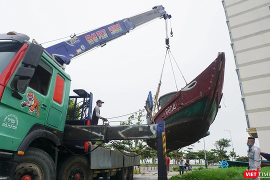 Ngư dân Đà Nẵng cẩu tàu thuyền lên bờ tránh trú bão số 5