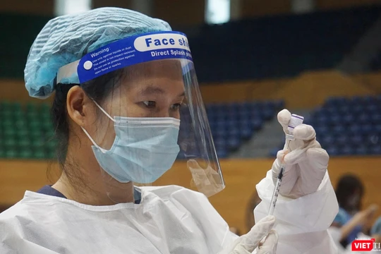 Lực lượng y tế Đà Nẵng tiêm vaccine phòng COVID-19 cho người dân