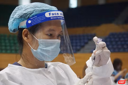 Lực lượng y tế Đà Nẵng tiêm vaccine phòng COVID-19 cho người dân