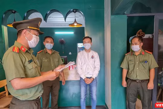 Cơ quan An ninh điều tra - Công an TP Đà Nẵng tống đạt quyết định khởi tố bị can, bắt tạm giam 4 tháng đối với Nguyễn Trần Anh Tuấn (áo trắng)