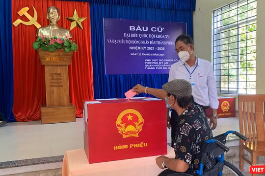 Cử tri Đà Nẵng đi bỏ phiếu bầu ra đại biểu Quốc hội và đại biểu HĐND TP (Ảnh Khánh Hưng)