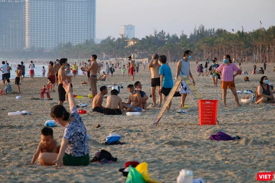 Người dân đi tắm biển sau khi lệnh nới lỏng giãn cách được áp dụng (ảnh minh hoạ)