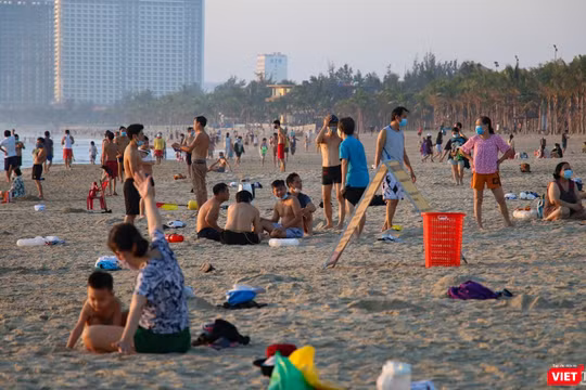 Người dân đi tắm biển sau khi lệnh nới lỏng giãn cách được áp dụng (ảnh minh hoạ)