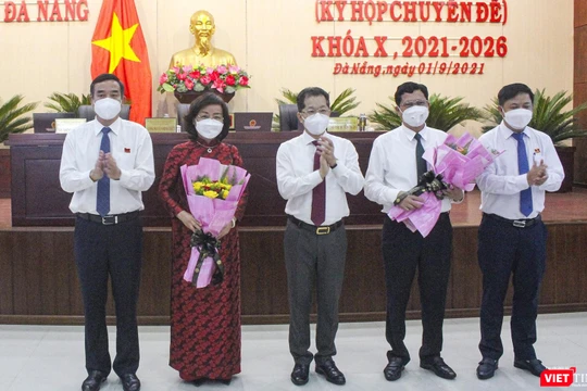 Ông Trần Phước Sơn và bà Ngô Thị Kim Yến được tặng hoa sau khi công bố kết quả bầu chức danh Phó Chủ tịch UBND TP Đà Nẵng tại kỳ họp thứ 3, HĐND TP Đà Nẵng khoá X