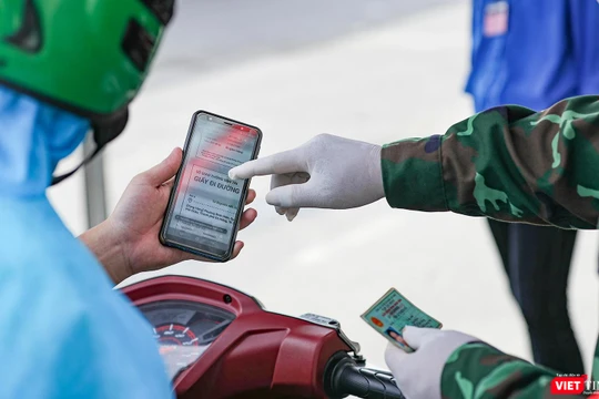 Lực lượng kiểm soát dịch ở Đà Nẵng kiểm tra giấy đi đường QRCode của người tham gia giao thông