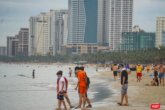 Biển du lịch Đà Nẵng trong ngày áp dụng trạng thái bình thường mới