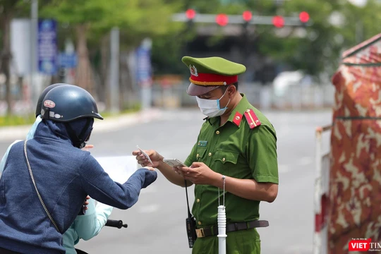 Lực lượng công an Đà Nẵng kiểm soát người dân ra đường theo quy định của UBND TP