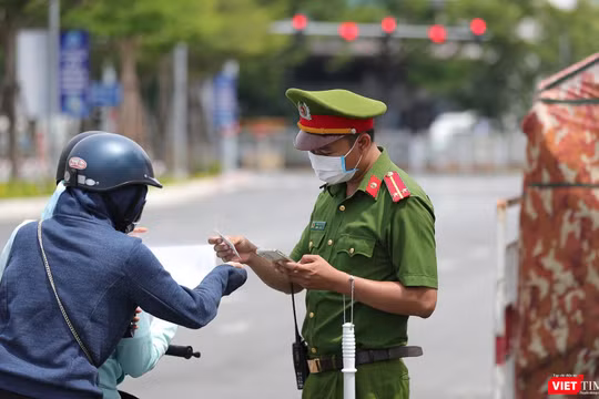 Lực lượng công an Đà Nẵng kiểm soát người dân ra đường theo quy định của UBND TP