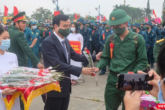 Chủ tịch UBND TP Đà Nẵng Lê Trung Chinh tặng hoa cho tân binh trong ngày tuyển quân năm 2021 