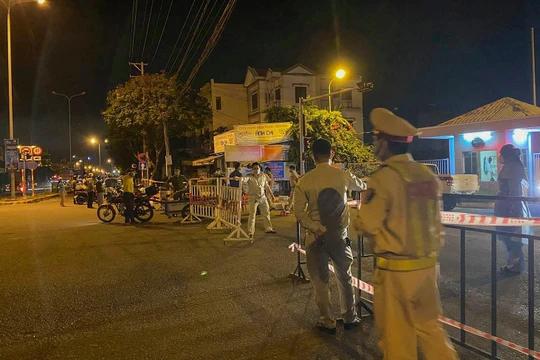 Lực lượng chức năng phong toả Khu công nghiệp An Đồn (Đà Nẵng) ngay khi tại đây phát hiện ca mắc COVID-19