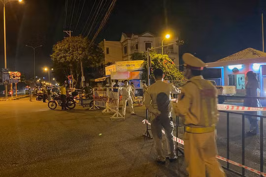 Lực lượng chức năng phong toả Khu công nghiệp An Đồn (Đà Nẵng) ngay khi tại đây phát hiện ca mắc COVID-19