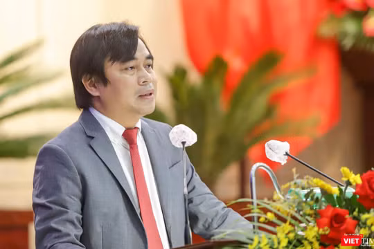 Ông Tô Văn Hùng - Giám đốc Sở TN&MT TP Đà Nẵng trong phiên chất vấn kỳ họp thứ 4, HĐND TP Đà Nẵng khóa X diễn ra chiều ngày 16/12.