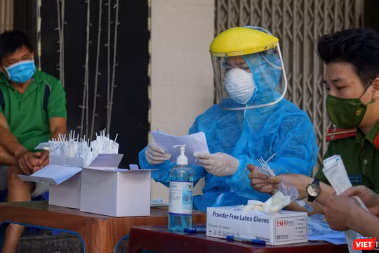 Lực lượng y tế lấy mẫu xét nghiệm SARS-CoV-2 đối với người dân