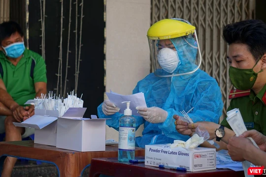Lực lượng y tế lấy mẫu xét nghiệm SARS-CoV-2 đối với người dân
