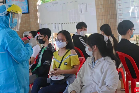 Các thí sinh tham dự kỳ thi tốt nghiệp THPT năm hoạc 2021 trên địa bàn TP Đà Nẵng được lấy mẫu xét nghiệm COVID-19