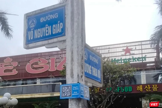 Một trụ bảng chỉ đường trên địa bàn quận Sơn Trà (Đà Nẵng) được gắn mã QR