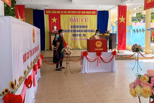 Cử tri Đà Nẵng đi bỏ phiếu bầu đại biểu Quốc hội và đại biểu HĐND TP khoá X, nhiệm kỳ 2021-2026