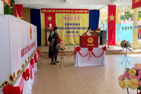 Cử tri Đà Nẵng đi bỏ phiếu bầu đại biểu Quốc hội và đại biểu HĐND TP khoá X, nhiệm kỳ 2021-2026