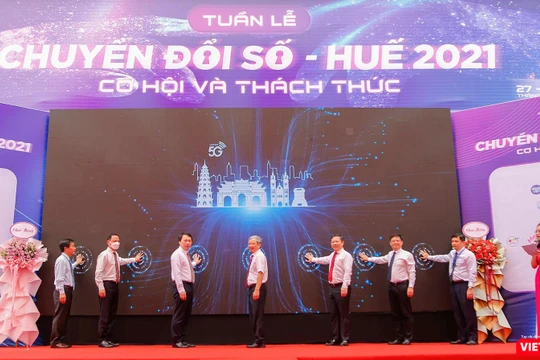 Đại diện Bộ TT&TT, Viettel, đại diện UBND tỉnh T.T.Huế tại sự kiện "Tuần lễ Chuyển đổi số tỉnh T.T.Huế 2021"