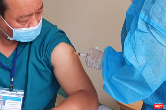 Bác sĩ Lê Thành Phúc - Giám đốc Bệnh viện Phổi Đà Nẵng - được nhân viên y tế tiêm vaccine COVID-19