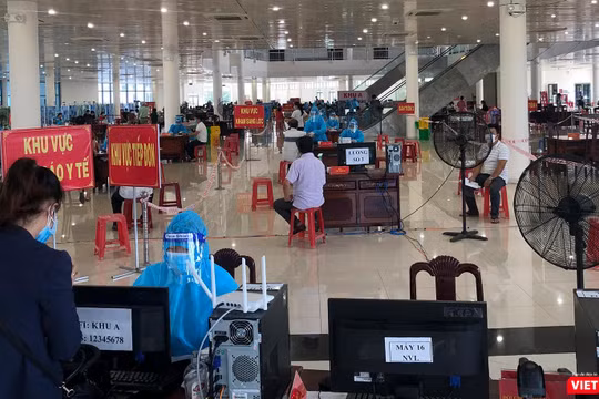 Lực lượng y tế tiêm vaccine phòng COVID-19 cho người dân