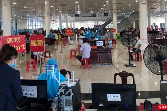 Lực lượng y tế tiêm vaccine phòng COVID-19 cho người dân