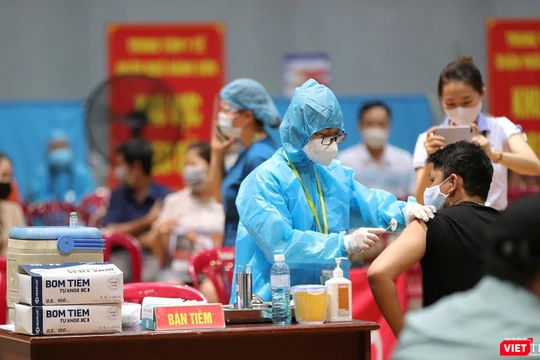 Lực lượng y tế Đà Nẵng tiêm vaccine phòng COVID-19 cho người dân