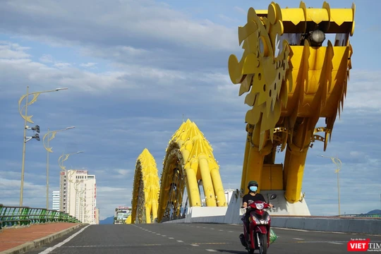 Cầu Rồng (Đà Nẵng) trong những ngày toàn TP Đà Nẵng áp dụng lệnh giãn cách xã hội