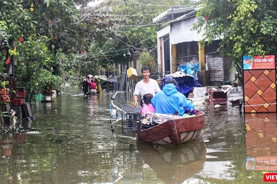Mưa lớn gây ngập ở các tỉnh thành khu vực Trung Trung Bộ