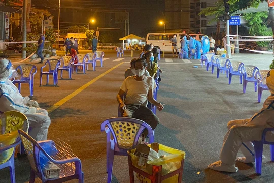 Lực lượng y tế Đà Nẵng lấy mẫu xét nghiệm COVID-19 cho người dân xuyên đêm để tăng cường công tác truy vết, ngăn chặn dịch bệnh lây lan