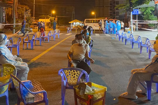 Lực lượng y tế Đà Nẵng lấy mẫu xét nghiệm COVID-19 cho người dân xuyên đêm để tăng cường công tác truy vết, ngăn chặn dịch bệnh lây lan