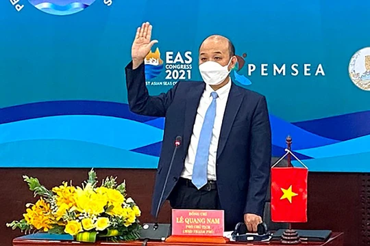 Ông Lê Quang Nam - Phó Chủ tịch TP Đà Nẵng - tuyên thệ nhậm chức Chủ tịch Mạng lưới các chính quyền địa phương PEMSEA nhiệm kỳ 2022-2025 (ảnh Ngô Huyền/danang.gov.vn)