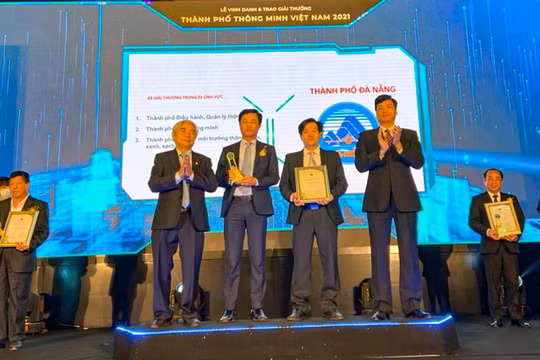 Đại diện TP Đà Nẵng nhận giải thưởng TP Thông minh Việt Nam 2021