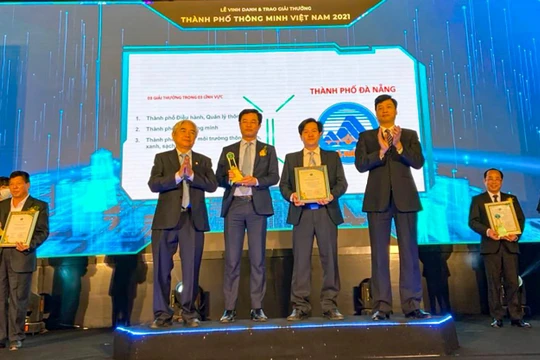 Đại diện TP Đà Nẵng nhận giải thưởng TP Thông minh Việt Nam 2021