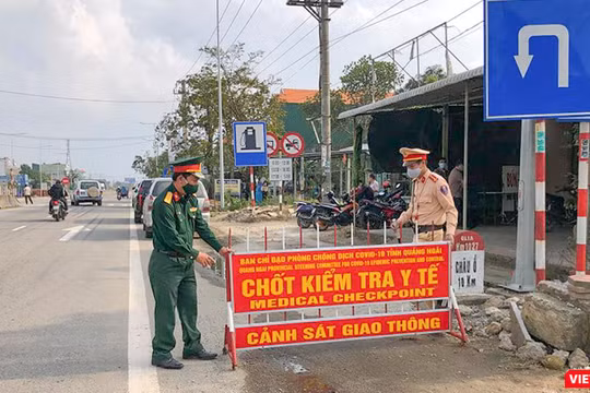 Lực lượng công an, quân đội tỉnh Quảng Ngãi thiết lập chốt kiểm soát dịch COVID-19 trên đian bàn