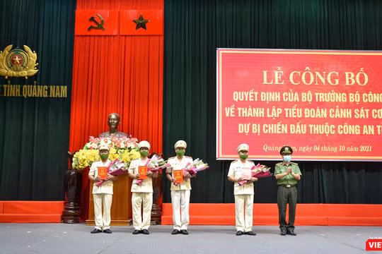 Thiếu tướng Nguyễn Đức Dũng - Giám đốc Công an tỉnh Quảng Nam trao quyết định thành lập Tiểu đoàn Cảnh sát cơ động dự bị chiến đấu cho các Chỉ huy Tiểu đoàn