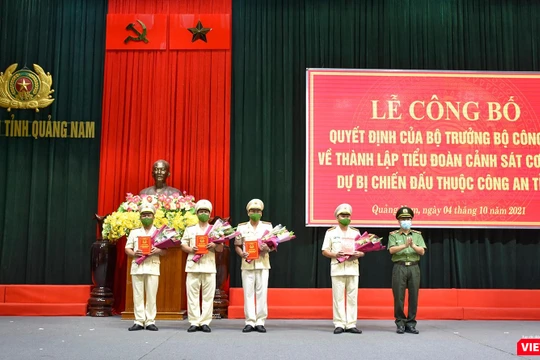 Thiếu tướng Nguyễn Đức Dũng - Giám đốc Công an tỉnh Quảng Nam trao quyết định thành lập Tiểu đoàn Cảnh sát cơ động dự bị chiến đấu cho các Chỉ huy Tiểu đoàn