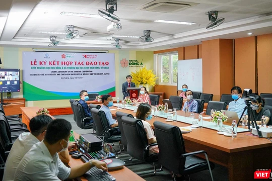 Quang cảnh lễ ký kết hợp tác đào tạo giữa ĐH Đông Á và ĐH Khoa học Kỹ thuật Chien Hsin (Đài Loan) 