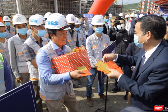 Ông Lê Trung Chinh - Chủ tịch UBND TP Đà Nẵng tặng quà đầu năm cho công nhân trên công trường xây dựng tại Khu Công nghệ thông tin (CNTT) tập trung Đà Nẵng 