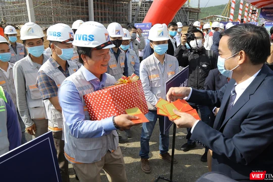 Ông Lê Trung Chinh - Chủ tịch UBND TP Đà Nẵng tặng quà đầu năm cho công nhân trên công trường xây dựng tại Khu Công nghệ thông tin (CNTT) tập trung Đà Nẵng 