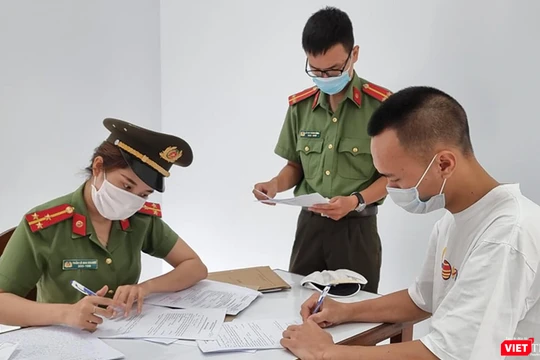 Lực lượng An ninh điều tra Công an TP Đà Nẵng đang lấy lời khai một đối tượng trong đường dây đưa người Trung Quốc nhập cảnh trái phép vào Việt Nam