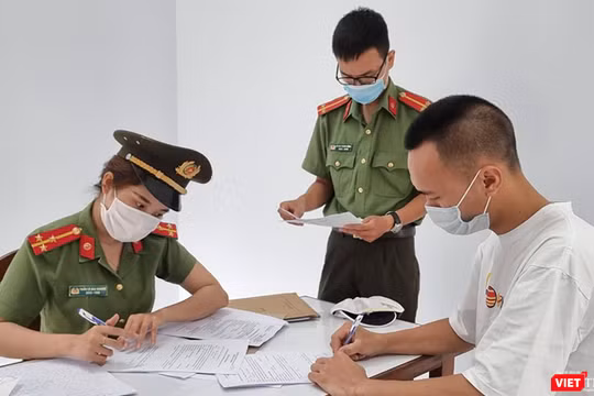 Lực lượng An ninh điều tra Công an TP Đà Nẵng đang lấy lời khai một đối tượng trong đường dây đưa người Trung Quốc nhập cảnh trái phép vào Việt Nam