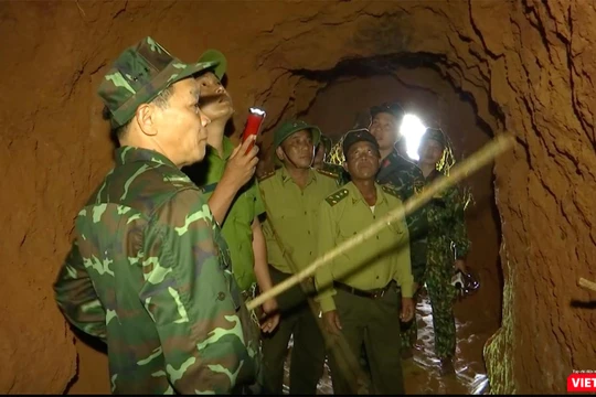 Lực lượng quân đội của Bộ Chỉ huy Quân sự TP Đà Nẵng lên phương án đánh sập các hầm vàng khai thác trái phép (Ảnh Bộ CHQS cung cấp)