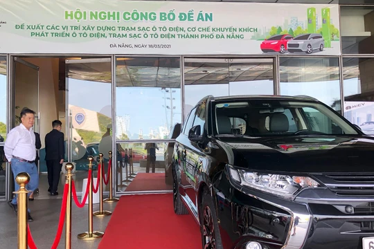 Khách tham quan xe ô tô điện do doanh nghiệp cung cấp tại sự kiện công bố mạng lưới các vị trí xây dựng các trạm sạc ô tô điện trên địa bàn TP Đà Nẵng