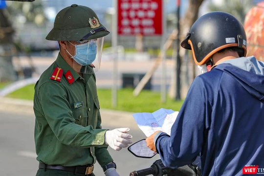 Lực lượng công an Đà Nẵng kiểm soát người điều khiển lưu thông trên đường trong thời gian giãn cách xã hội