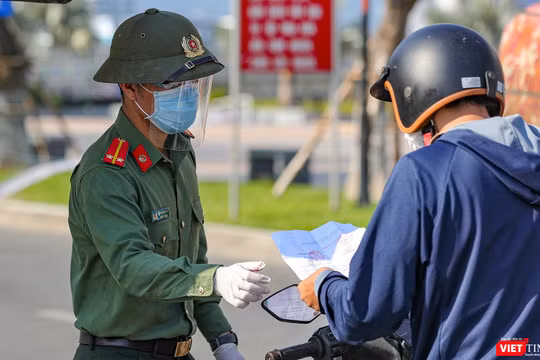 Lực lượng công an Đà Nẵng kiểm soát người điều khiển lưu thông trên đường trong thời gian giãn cách xã hội