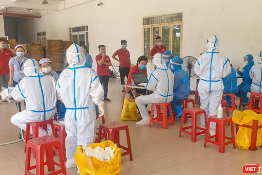 Lực lượng y tế lấy mẫu xét nghiệm COVID-19 cho công nhân các khu công nghiệp trên địa bàn TP Đà Nẵng