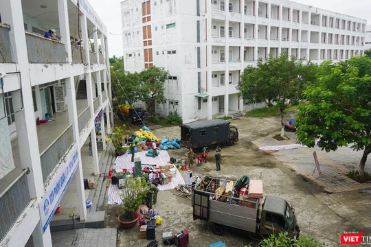 Lực lượng quân đội đang khẩn trương dọn dẹp để chuyển đổi ký túc xá thành bệnh viện dã chiến 2.000 giường ở Đà Nẵng
