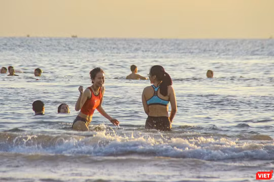 Sáng ngày 30/9, người dân Đà Nẵng đã được đi tắm biển sau 2 tháng giãn cách xã hội theo Chỉ thị 05/CT-UBND của Chủ tịch UBND TP